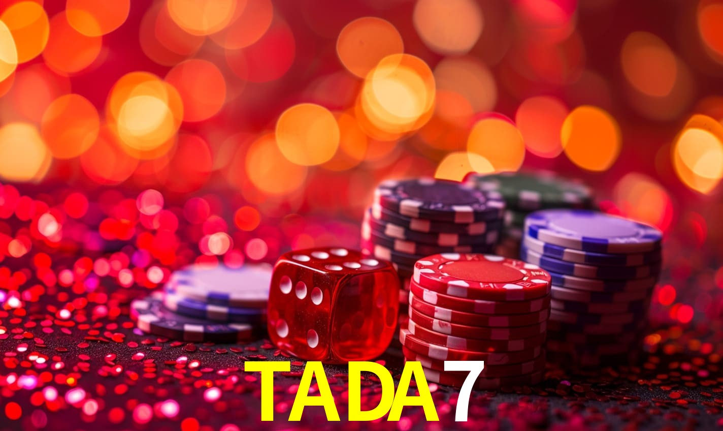 Escena dinámica inspirada en casino con iluminación TADA7, cartas, fichas e íconos de juegos digitales en un espacio moderno de juegos.